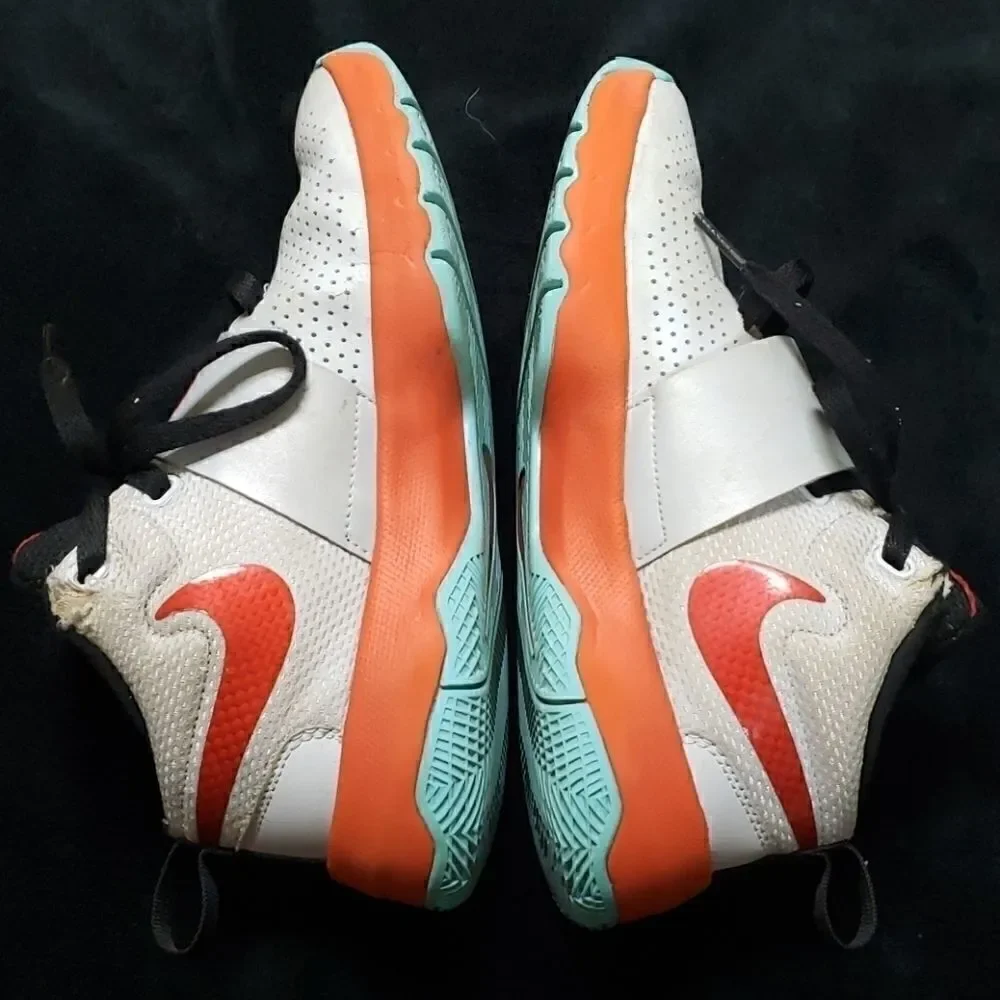 NIKE TEAM HUSTLE D8 BASKETBALL SHOES, SIZE 5